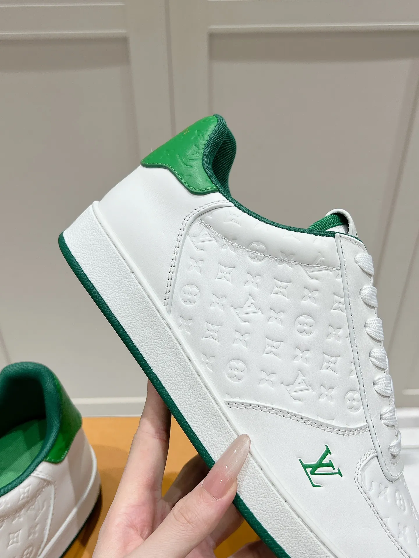👟👟Ex-factory price 680👟👟 LV new style casual white shoes for men, simple and fashionable, light and comfortable, size: 39-44 (order 45)